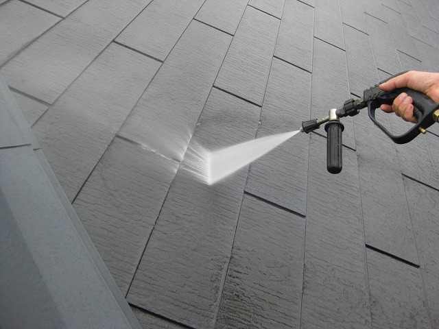 長久手市で「外壁の柄が気に入っている」のでクリアー塗装を提案。屋根にも色褪せや苔の付着で不安